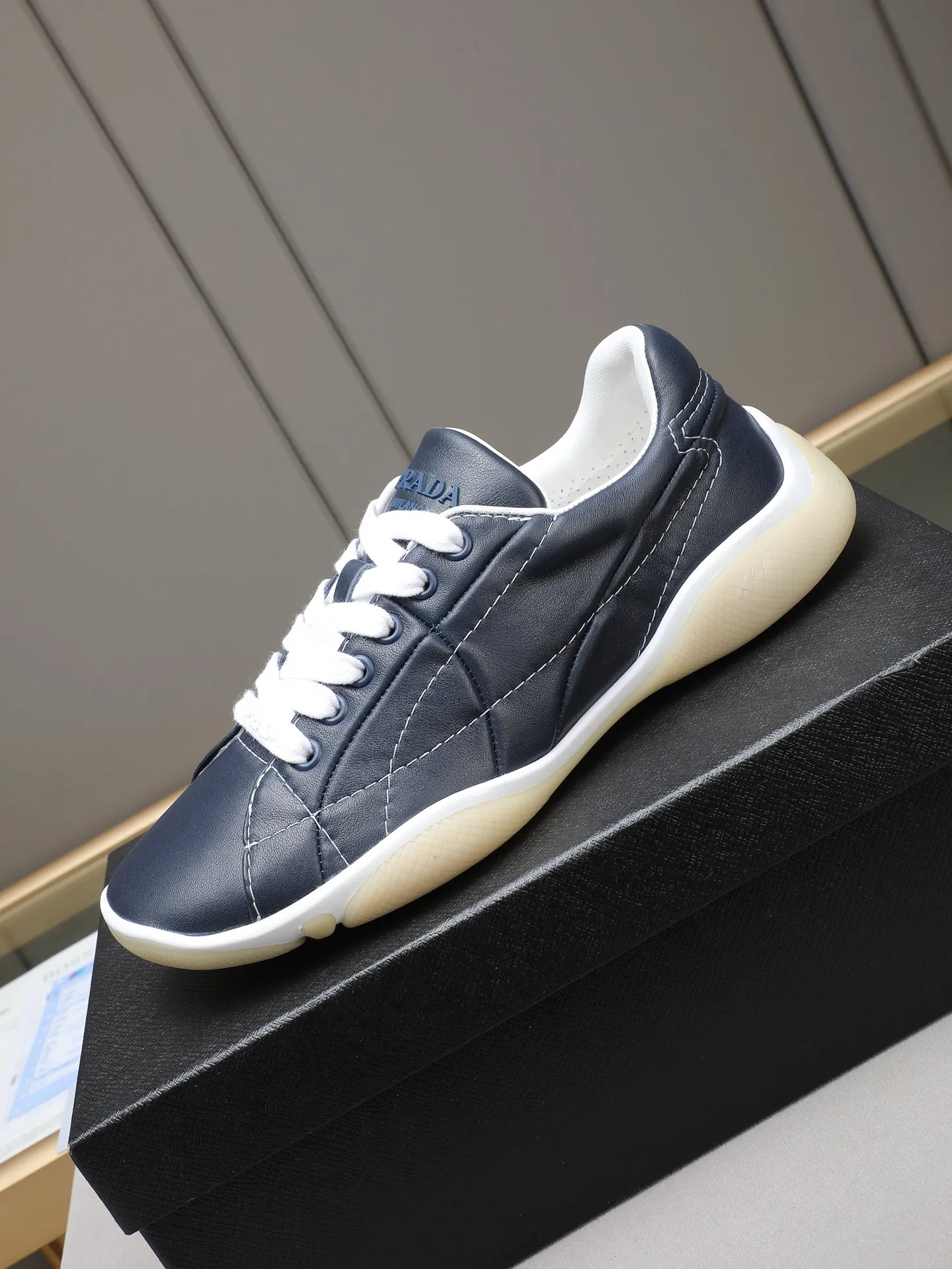 Men's Men's Shoes 💰700 Prada/Prada 1:1 men's casual shoes combine comfort with sophisticated and innovative design. The latest model features a sporty silhouette with visible topstitching that echoes the dynamic lines of the original. Inspired by driving shoes, this sneaker uses a soft and even cow upper, with a light and flexible rubber sole with a concave and convex pattern pattern, giving the sneaker a light appearance and smoothness. The upper is equipped with sports-style stitching, the tongue and laces are injection molded with Epoxy logo, sheep lining and cow foot pads, TPU ultra-light outsole, the upper foot is soft and comfortable, light and breathable! Code:38-39-40-41-42-43-44 (45 customized)